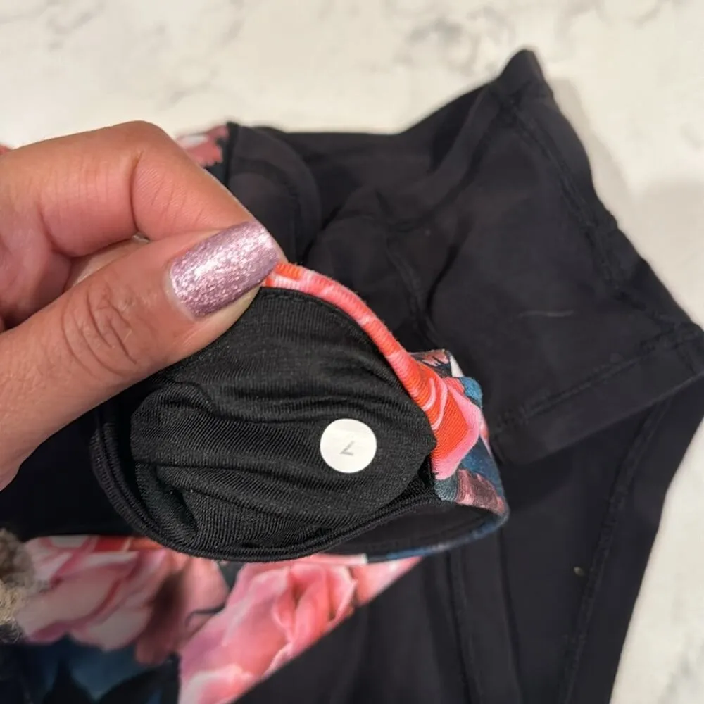 Lululemon Booty Short pink black floral sweat wicking breathable size 2 athletic - Image 5