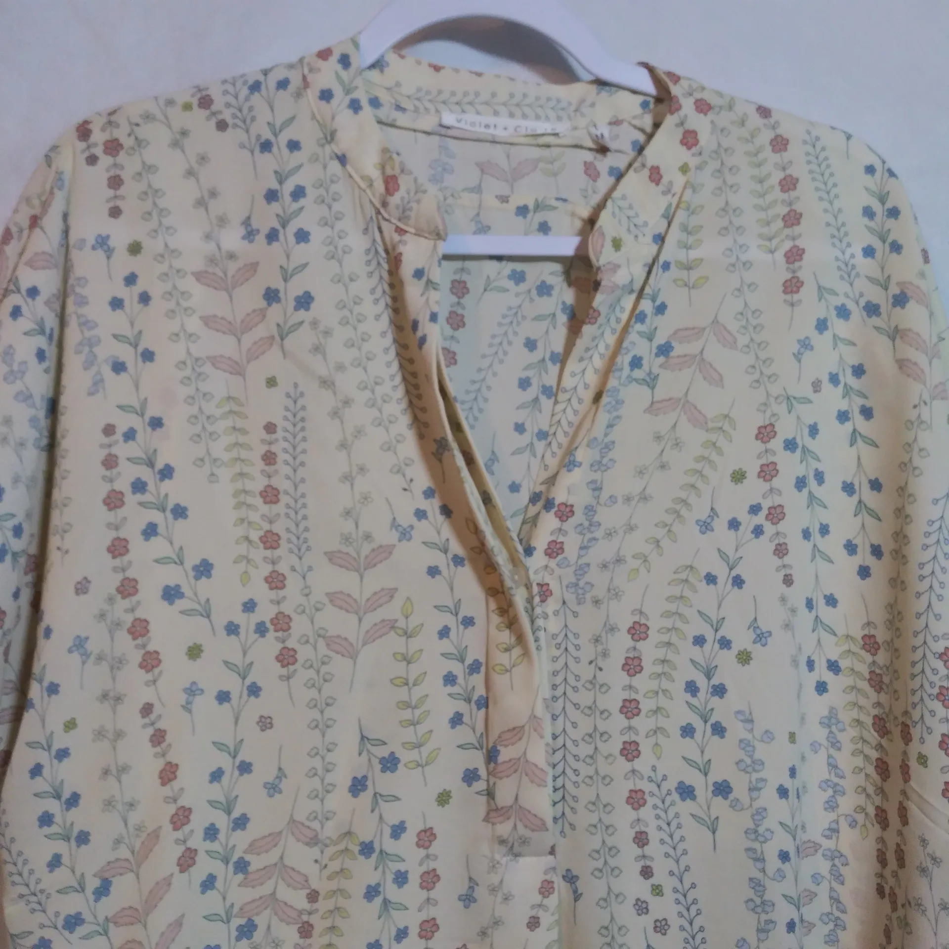 Violet + Claire Neutral Floral Print Cream Blouse Size L - Image 2