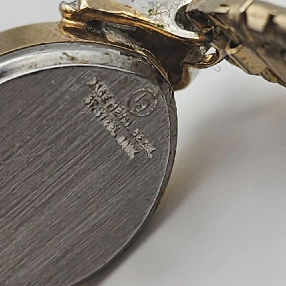 Vintage Paul Maret Gold Tone Watch with 6 Diamonds Gold - Image 7