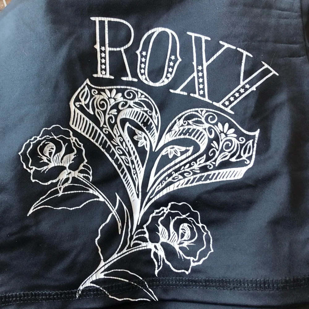 Roxy short sleeve surf shirt size medium - Image 3