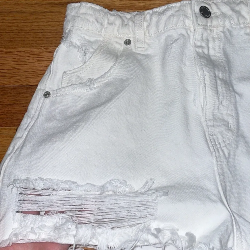 Rollas white distressed shorts Size 28 - Image 4