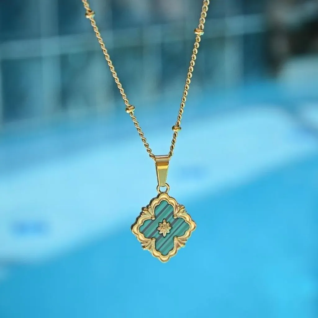 Medieval Renaissance Emerald Green Clover Pendant Necklace Gold - Image 4