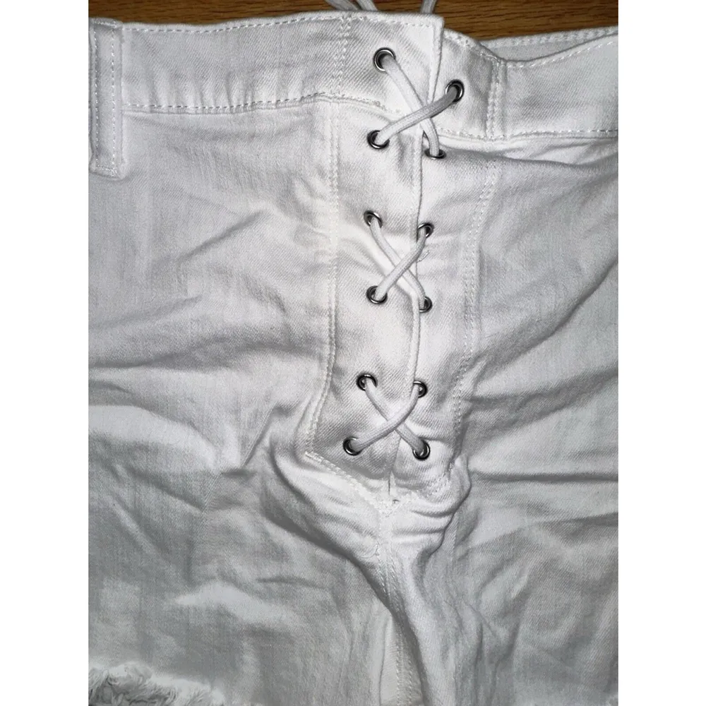 Express Vintage Mid Rise Lace-Up Raw Hem Jean Shorts White Stretch 18 Plus - Image 4