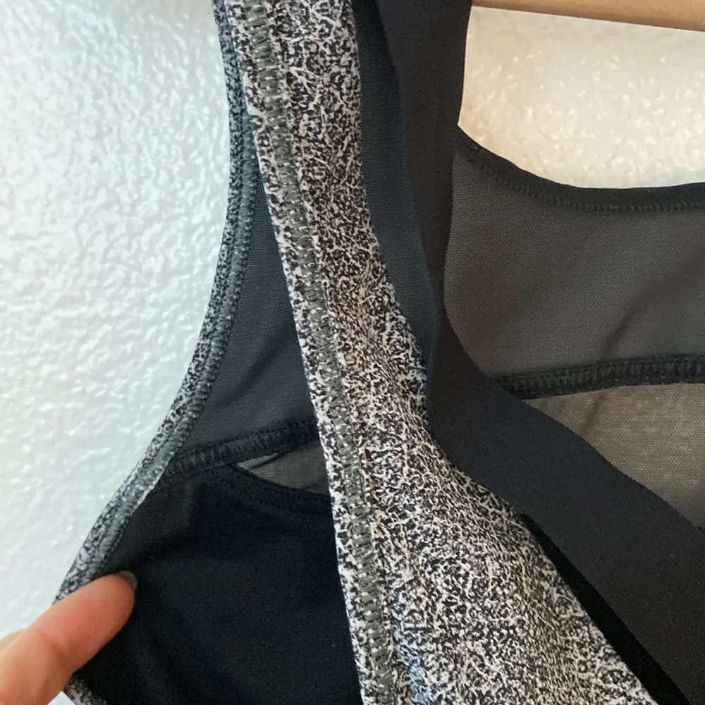 Lululemon 8 Run The Day Bra in Fractal Dark Starlight Black / Black - Image 10