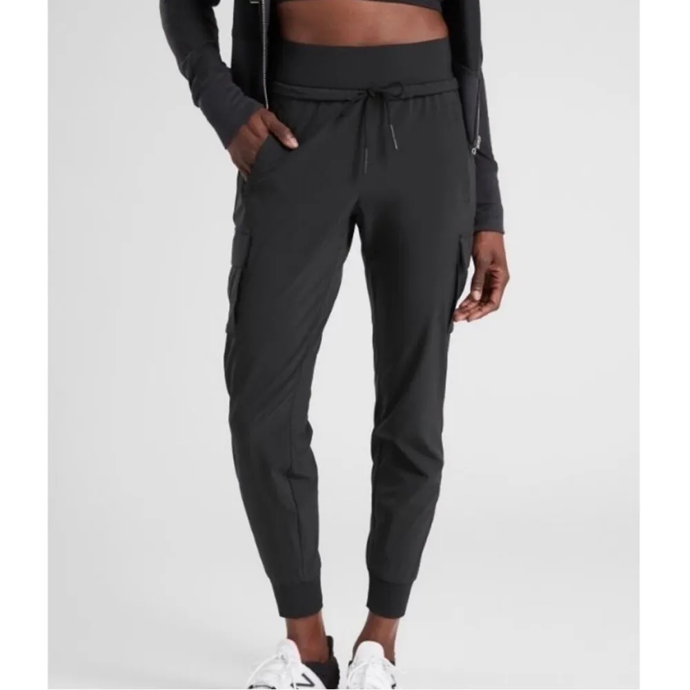 Athleta Sutton Joggers Size 4 Black Mid Rise Cargo Pant Drawstring Athleisure - Image 4