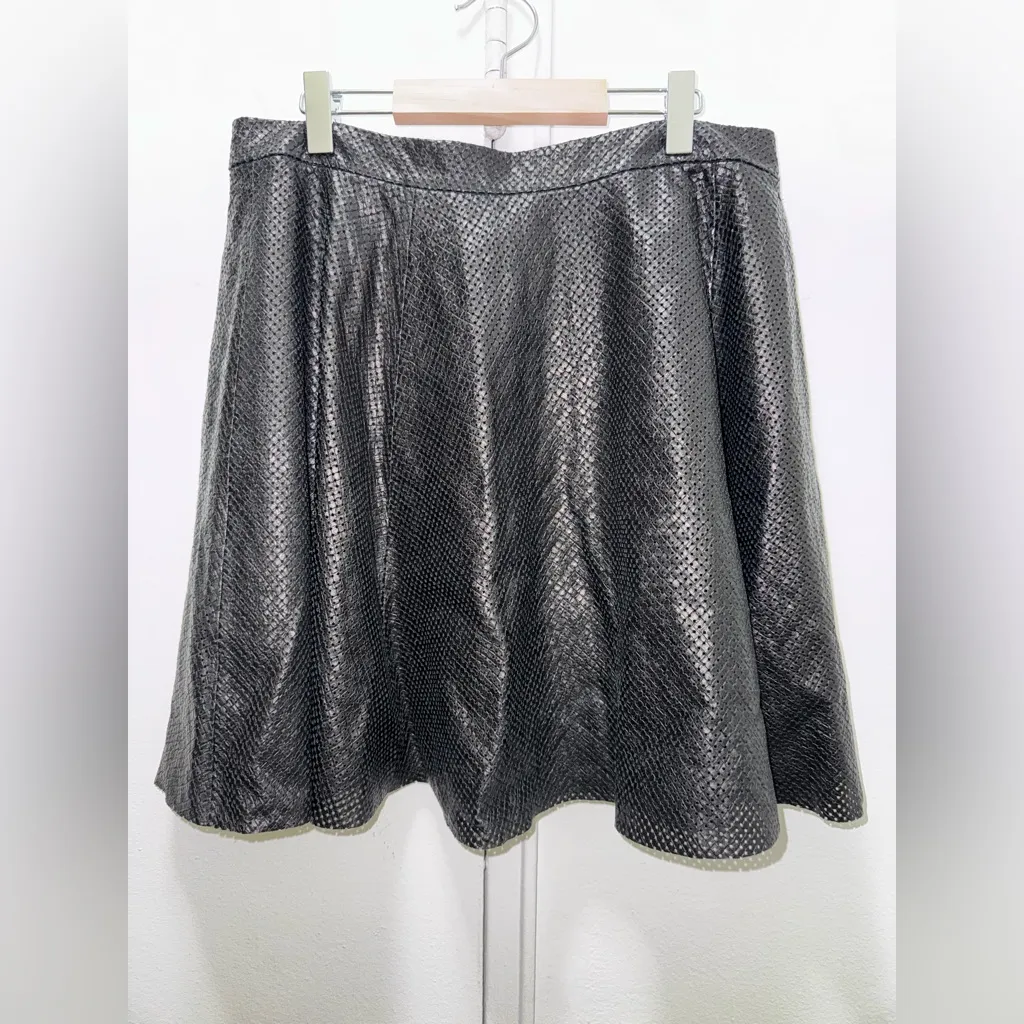 NWT Alice + Olivia Black with Tag Blaise Perforated Leather Lambskin Skirt 12 - Image 6