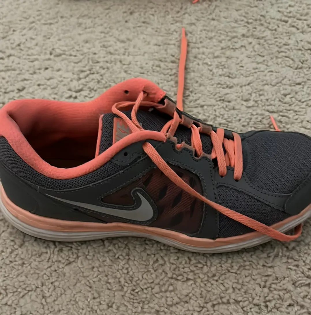 Pink/gray Nike shoes women’s size 8 - Image 2