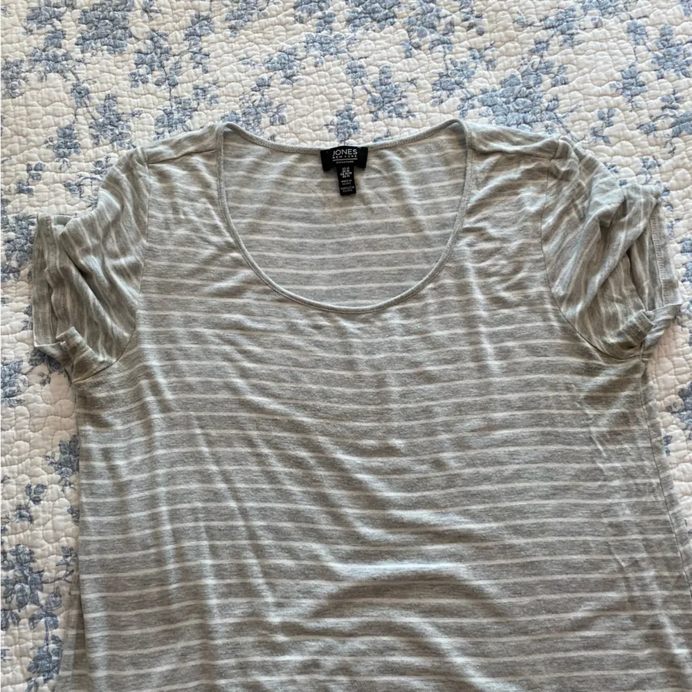 Jones New York Gray and White Striped Short Sleeve Top Size Medium - Image 9