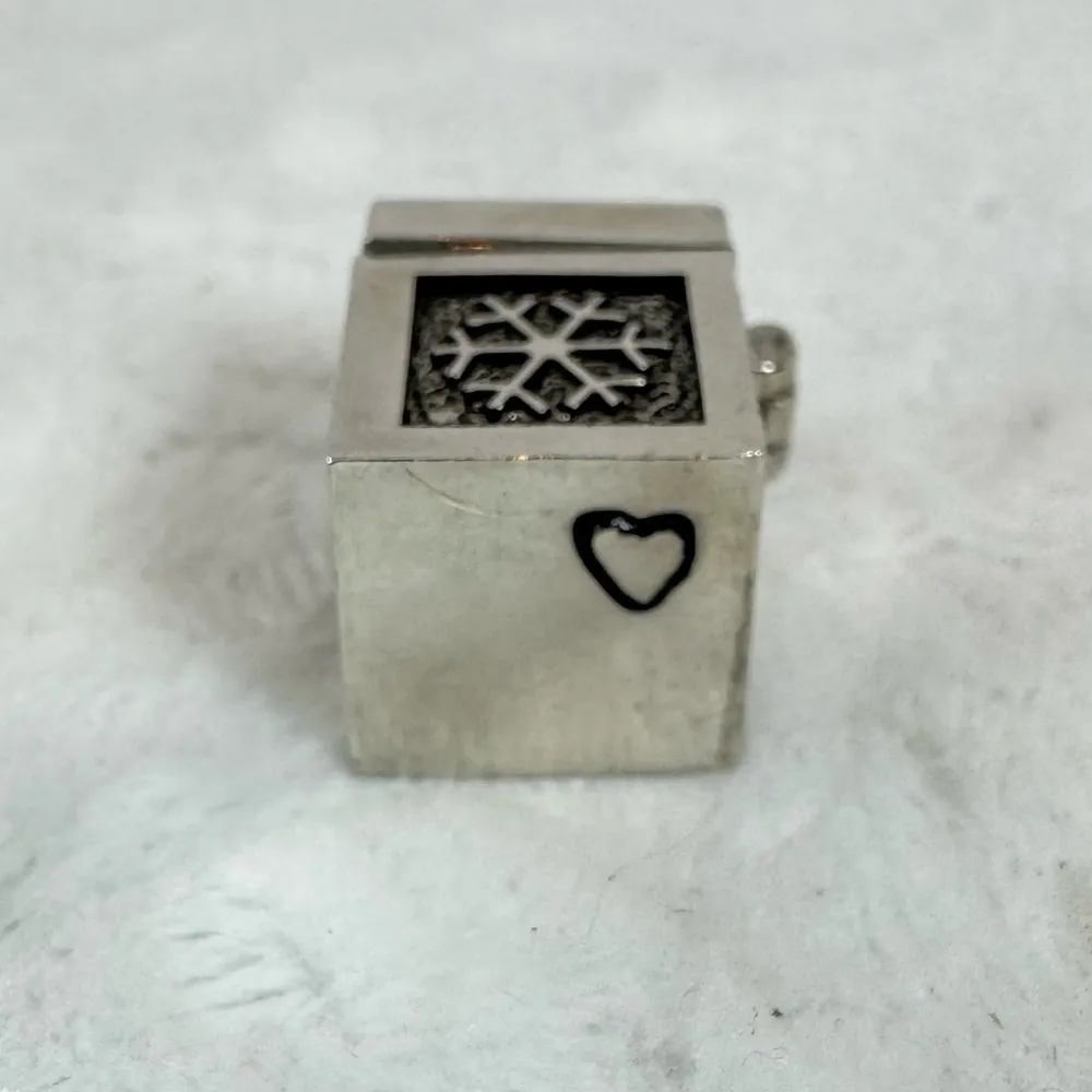 Vintage Metal Wish Prayer Box Charm Pendant with Snowflakes Hinged Magnetic Top Silver - Image 3