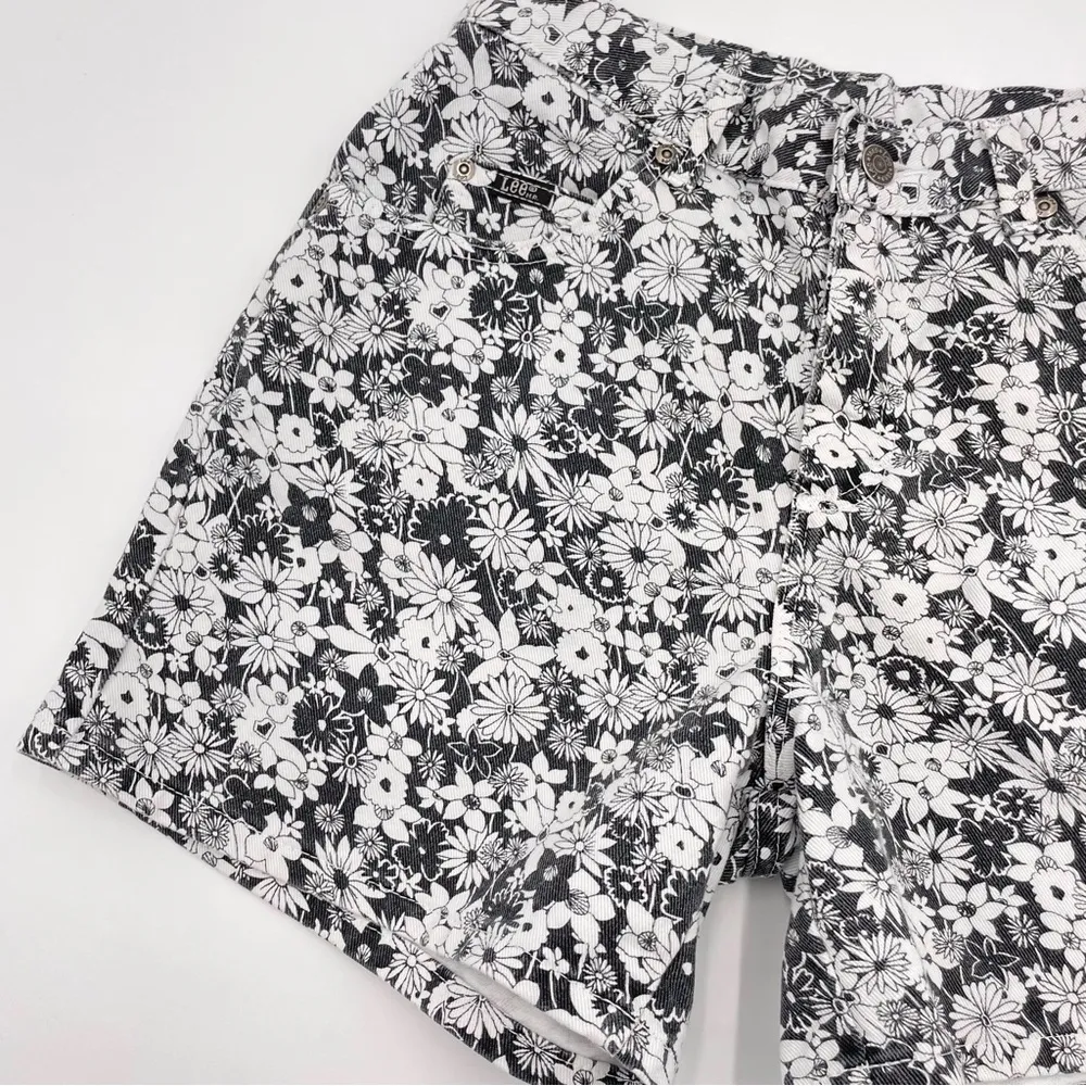 Vintage High Rise Jean Shorts Floral Black White Daisy Print Denim Quirky Spring Size 6P - Image 10