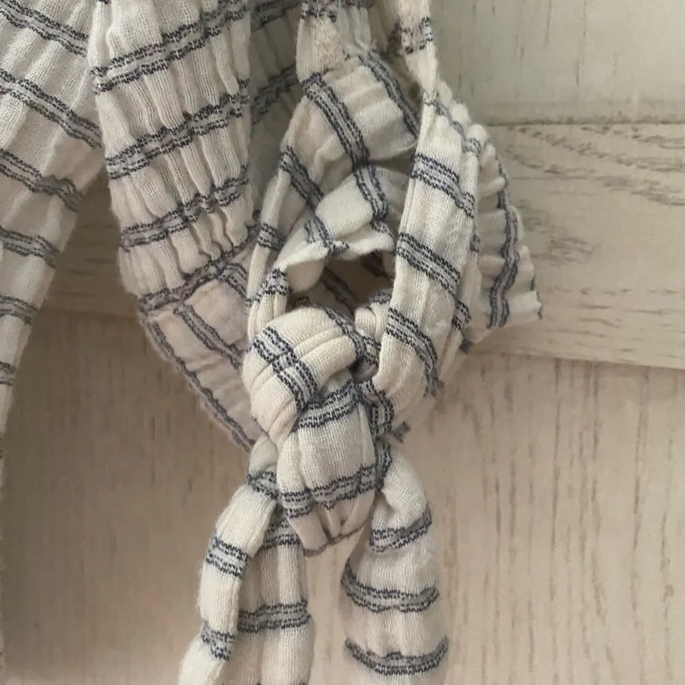 Super duper adorable summer gauze top with trendy accents like the wooden button Size L - Image 4