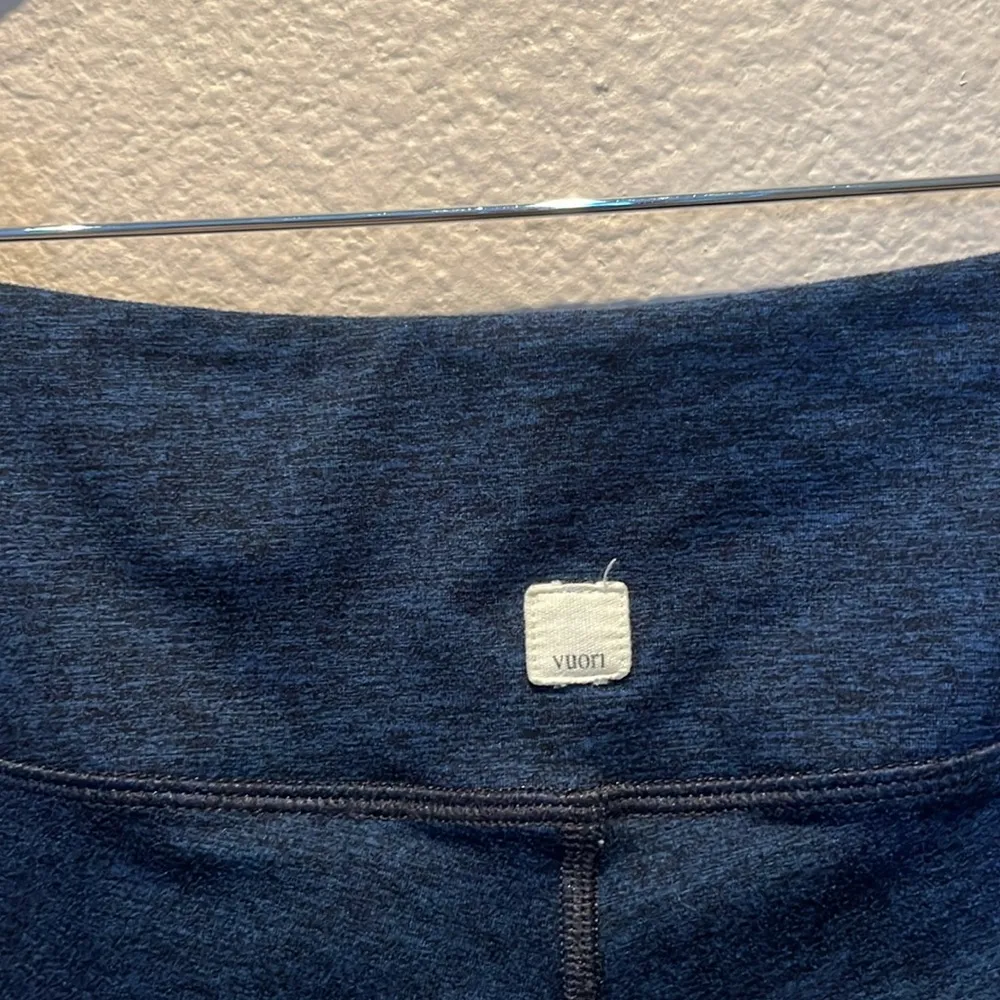 Vuori Women’s Origin Color block Heather Navy and Charcoal leggings Size Small - Image 6