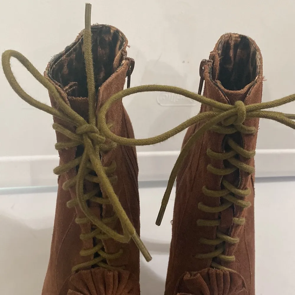 Betsey Johnson Terra suede platform booties with bow and fringe steampunk sz 7.5 - Image 5