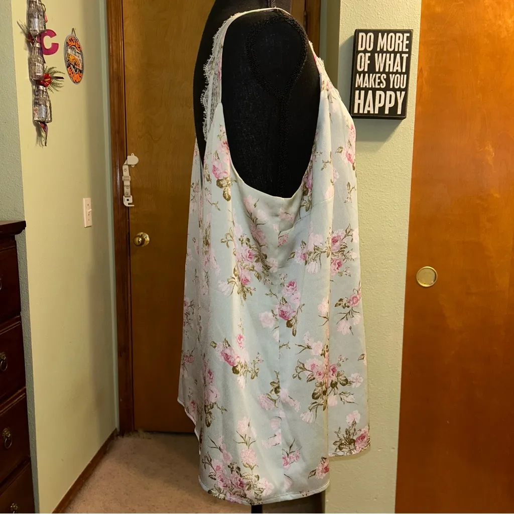 Express light green floral v-neck tank top size XL lace feminine - Image 2