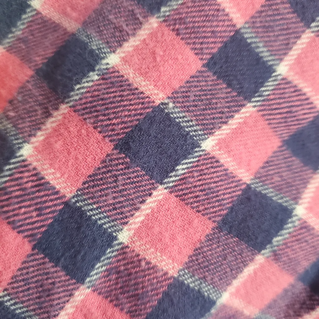 Hollister flannel shirt size small in pink and navy blue,  very warm - Image 5