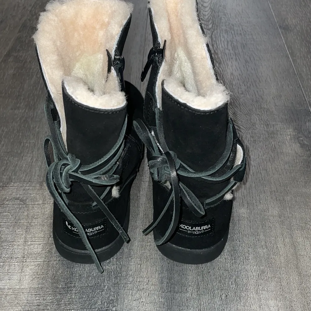 UGG black shazi short lined women’s boots size 6 - Image 3