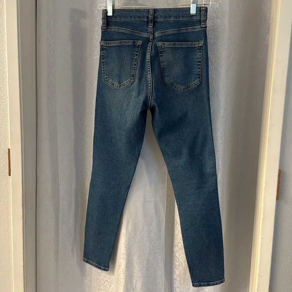 TOPSHOP MOTO JEAN WITH RHINESTONE EMBELLIDHMENT SZ: 28 - Image 2