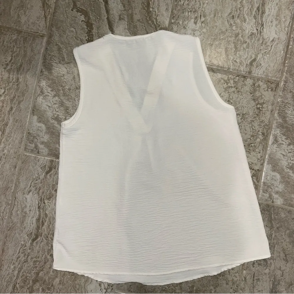 Entro White V-Neck Tank Top Women’s Small - Image 3