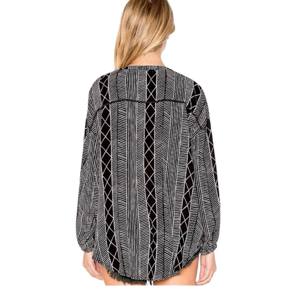 Amuse Society  Button Down Spellbound Top Shirt Blouse size Medium - Image 4