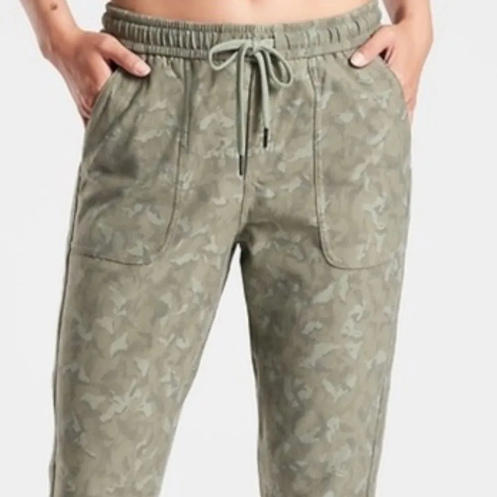 ATHLETA Farallon Printed Laurel Olive Joggers Size 4 - Image 3