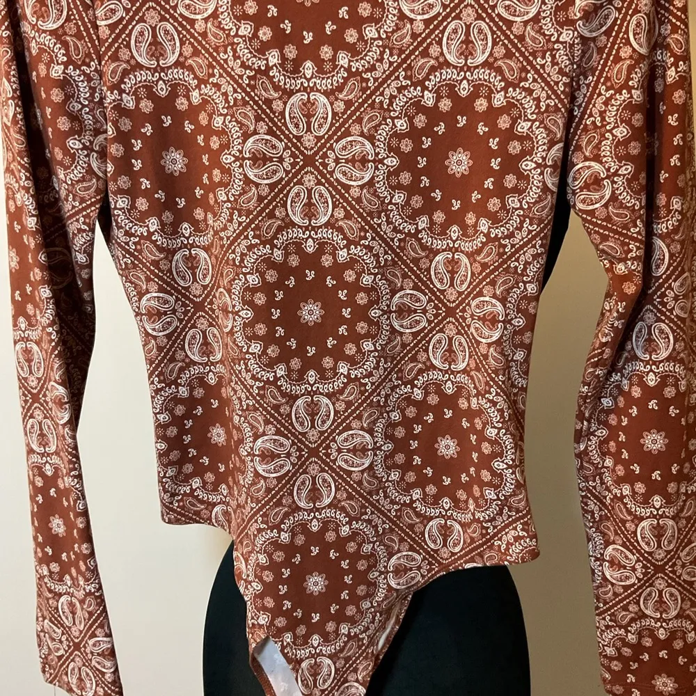 18. Neon Soul Brown Paisley Long Sleeve Open Back Bodysuit Size XL - Image 3