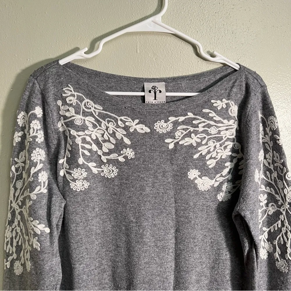 Rain + Rose Stitch Fix Sabo Embroidered Accents Pullover Gray Size M - Image 4