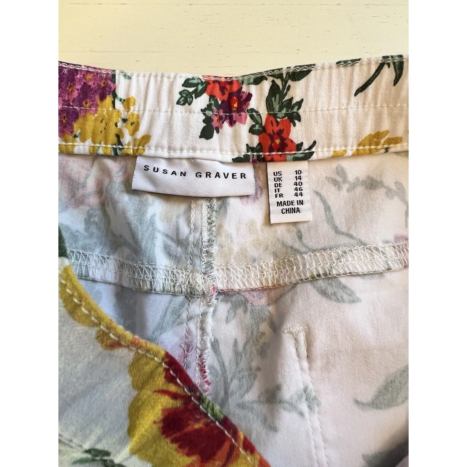 Susan Graver Uptown Stretch White Floral Pull-on Capri Pants‎ Size 10 - Image 3