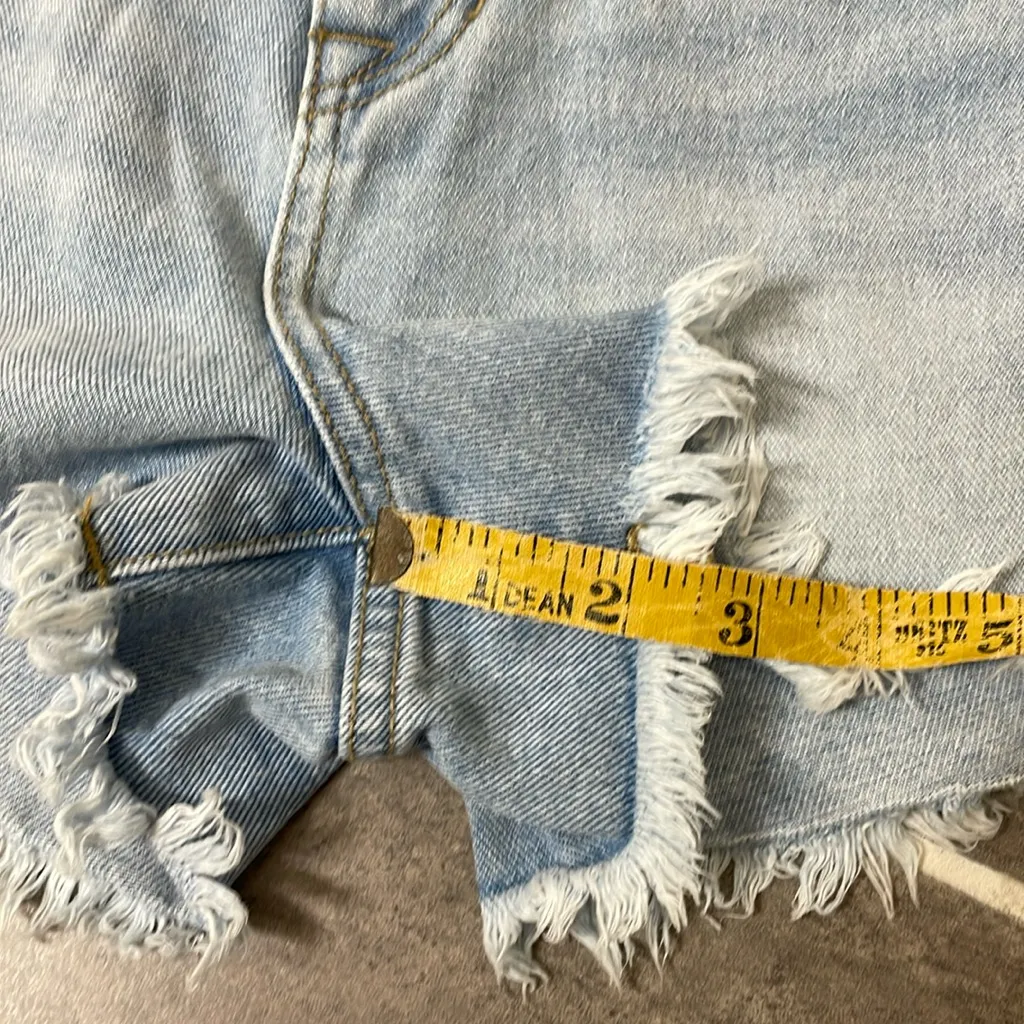 Shyanne Light Wash Mid Rise Shorts use 29‎ - Image 5