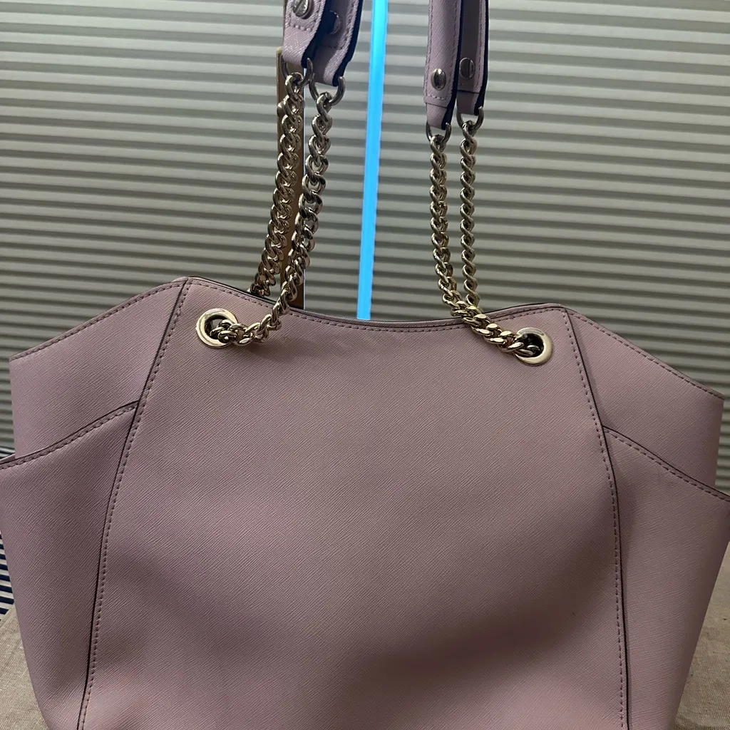 Michael Kors Light Pink Shoulder Bag with Gold Accents gently worn clean! - Image 5