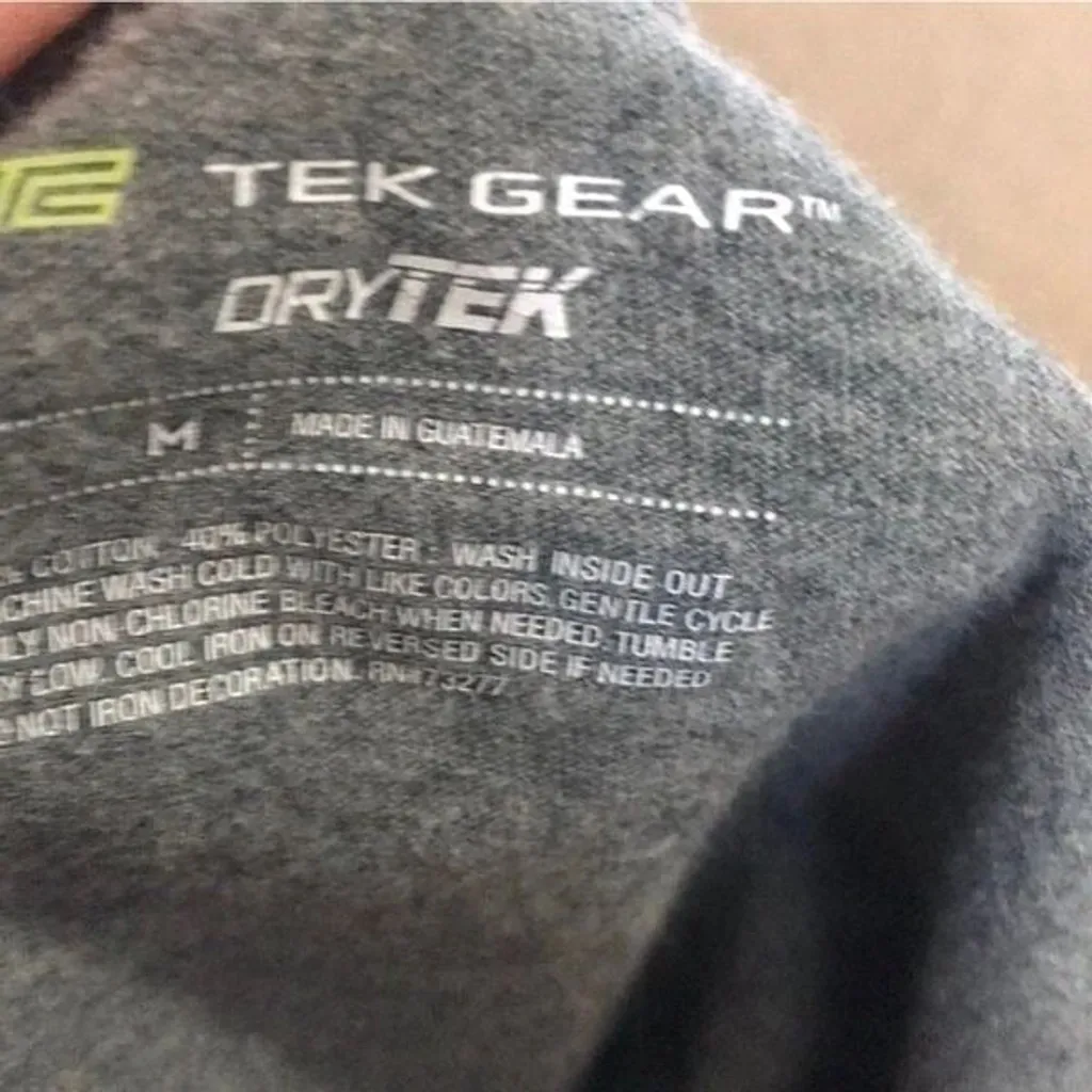 Tek gear Size medium women’s athletic shirt - Image 6