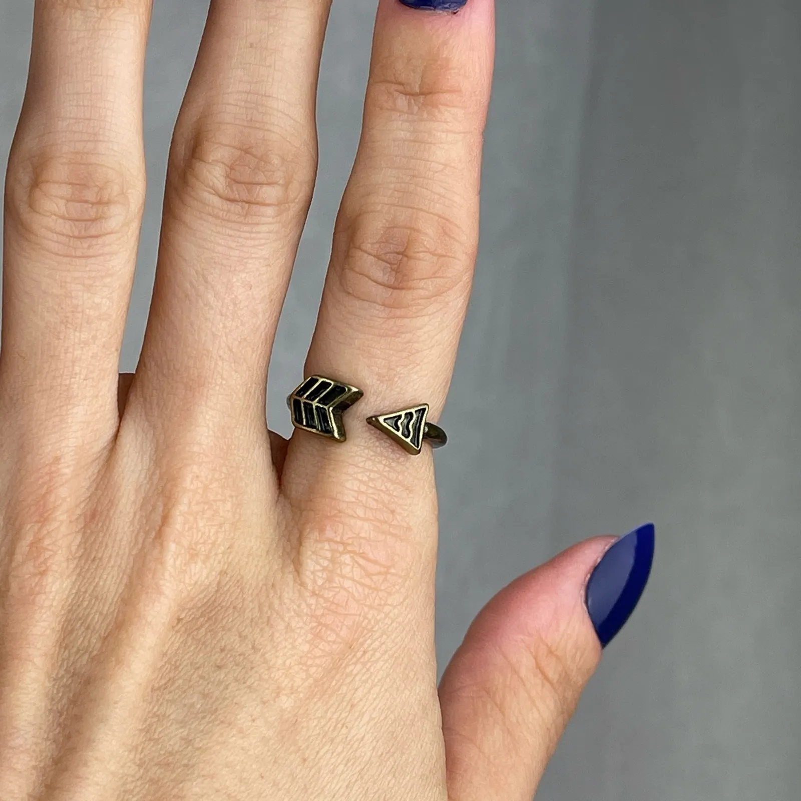 Dark Gold Tone Black Arrow Shaped Cuff Ring Bohemian Jewelry Size 5.5 NWOT - Image 2