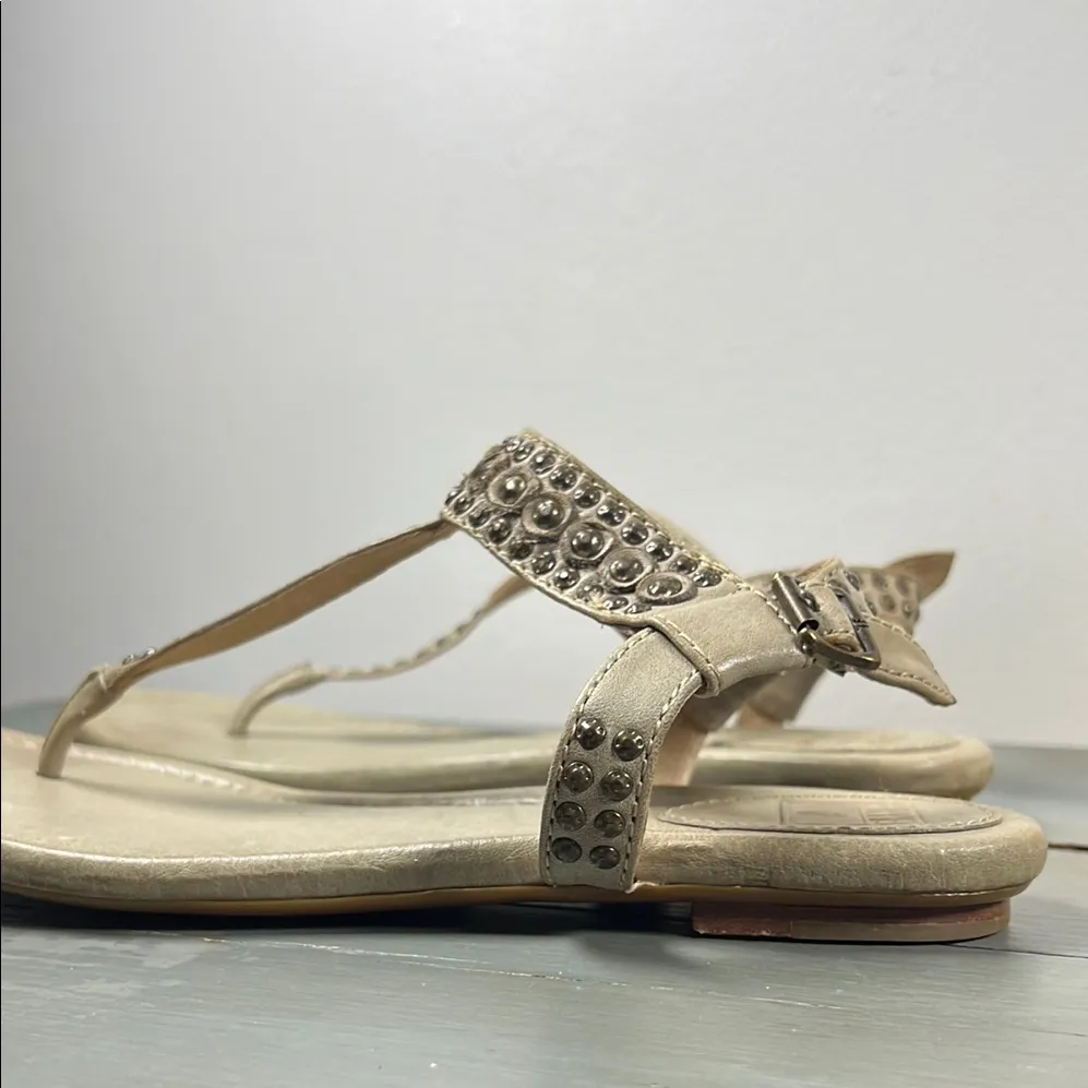 Frye madison disc thong Stud  Flat Slingback Sandal size7.5.              ordrA2 - Image 4