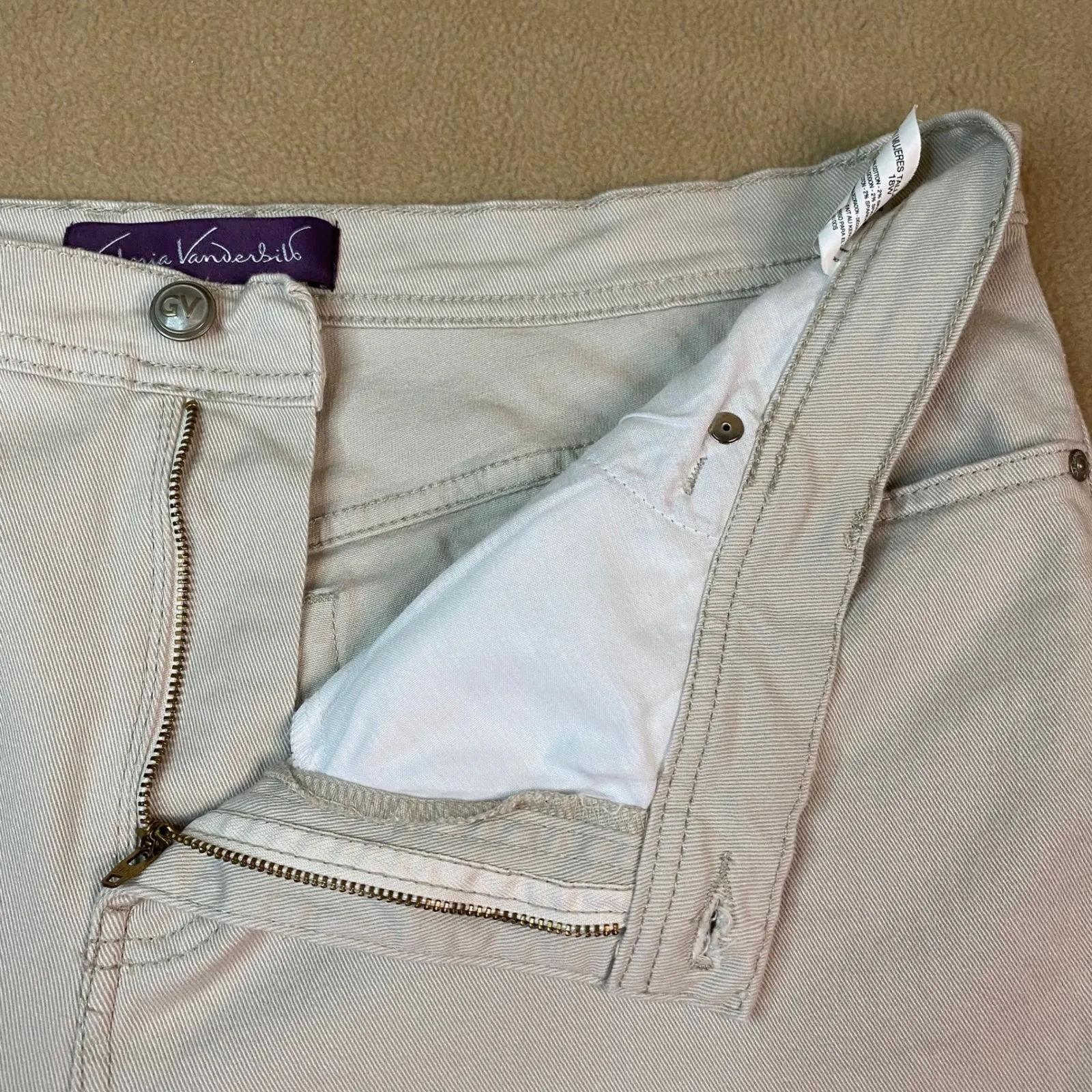 Gloria Vanderbilt Amanda Capri Jeans Women's 18W Beige Embellished Pockets EUC - Image 5