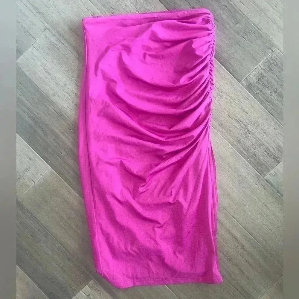 Superdown Tiffani Ruched Midi Skirt in Fuchsia - Image 3