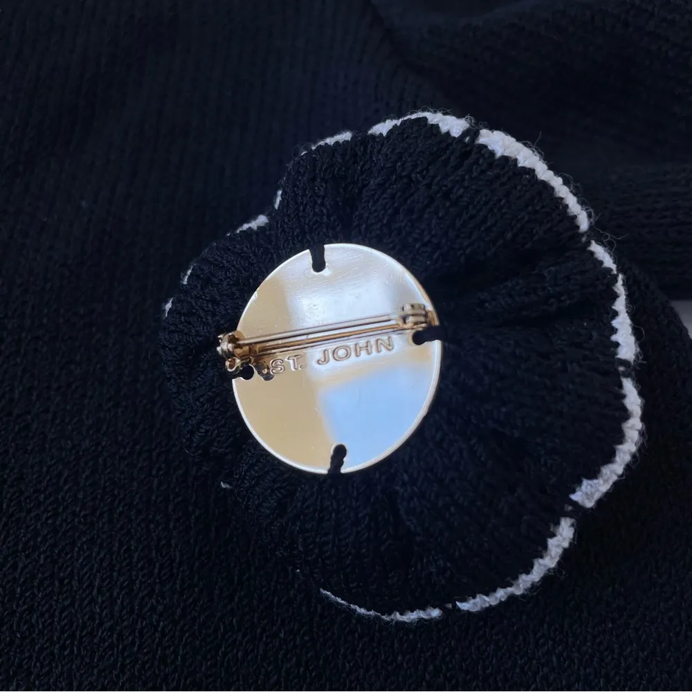 St John Black Blouse Full Zip Short Sleeves With Floral Knit Brooch Size 6 - Image 3