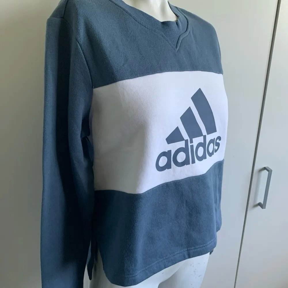 Adidas Colorblock cropped large sweatshirt - Image 2