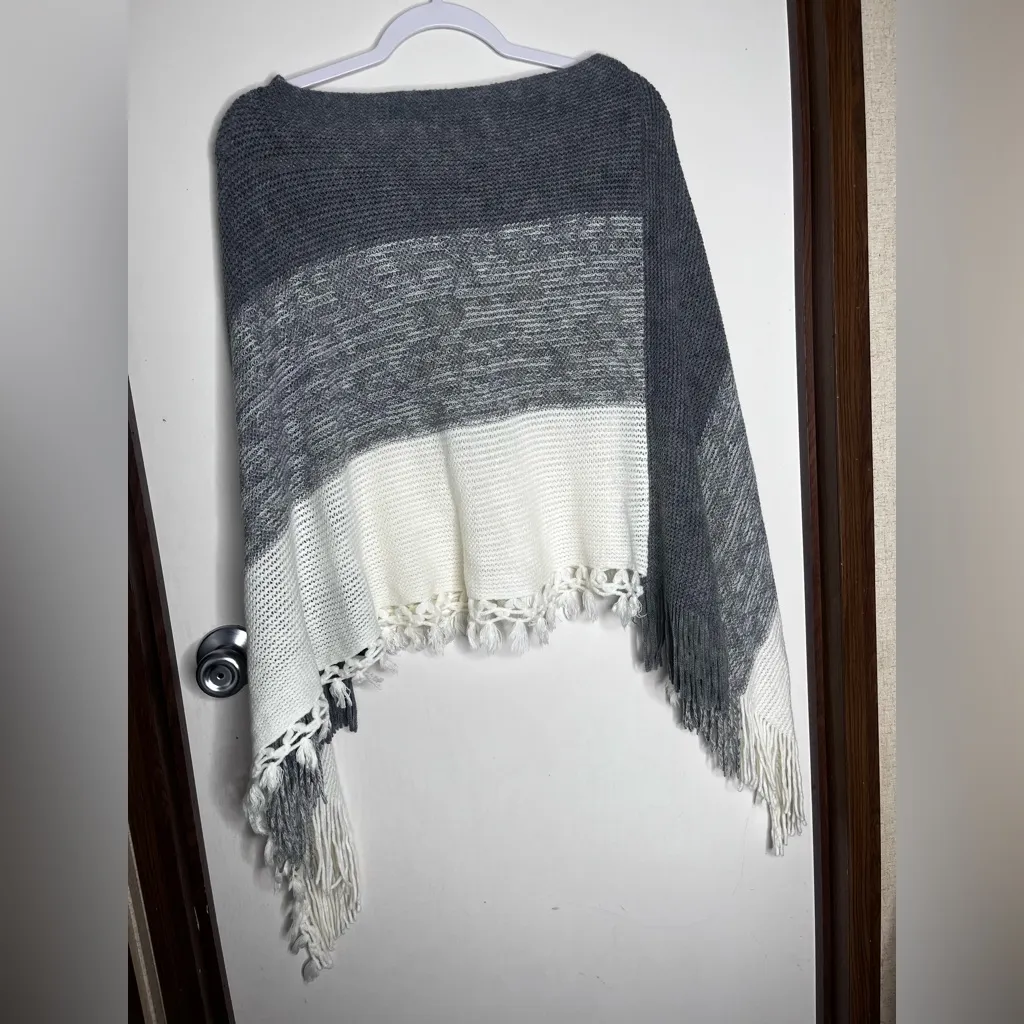 Chic Gray and White Women's Poncho with Fringe Size one size - Image 3