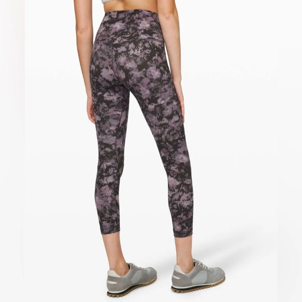 Align HR II Legging 25” Color: Floral Illusion Ice Grey Size 2 EUC - Image 2