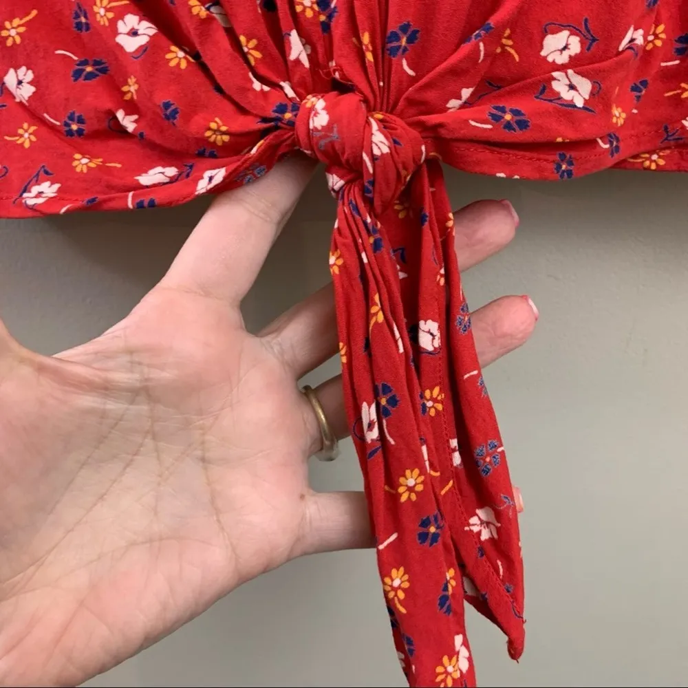 Madewell Novel Tie-Front Top In Red Prairie Posies V-Neck Cropped - Image 4