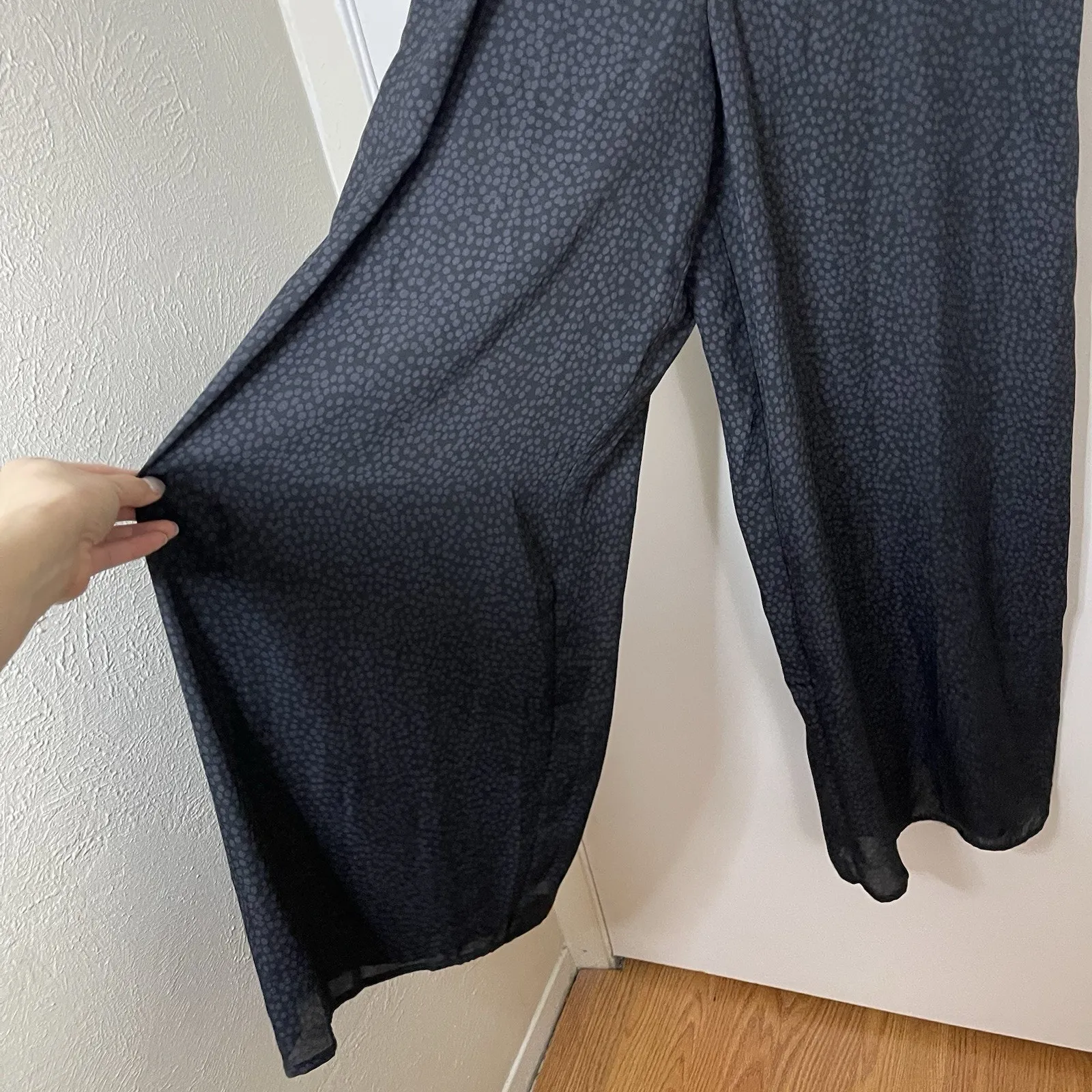 Gianni Bini black dotted wide leg flowy jumpsuit size small -no belt- - Image 3