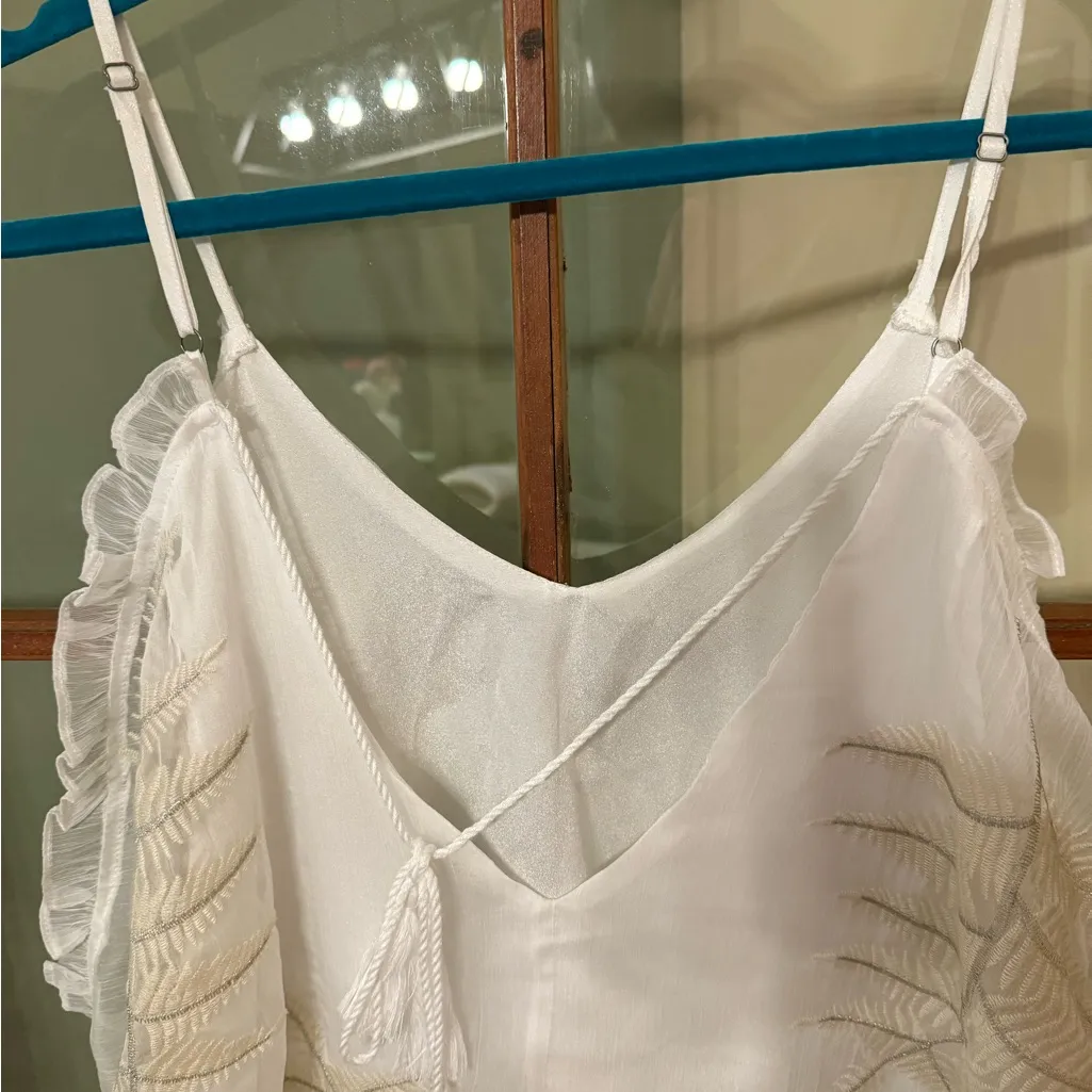 Gimmicks by BKE White and Cream Blouse with Feather Embroidery - Size Medium - Image 6