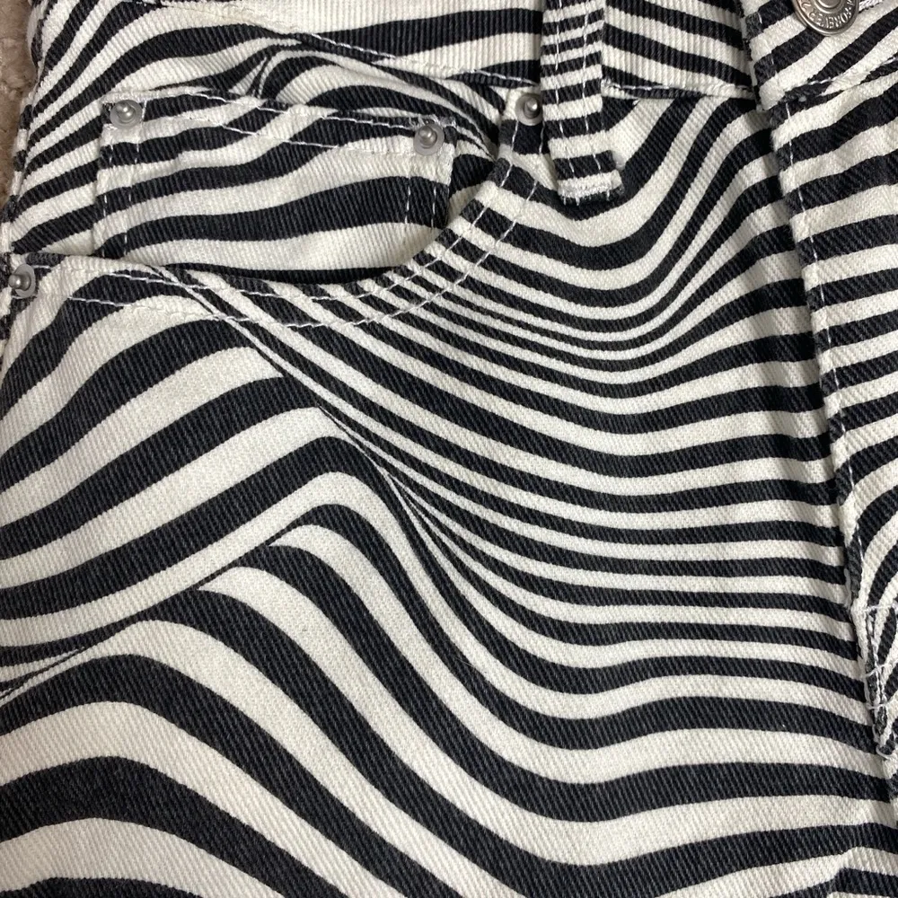 ⭐️NEW FOREVER 21 Premium Black and White Illusion Straight Leg Jeans - Image 4