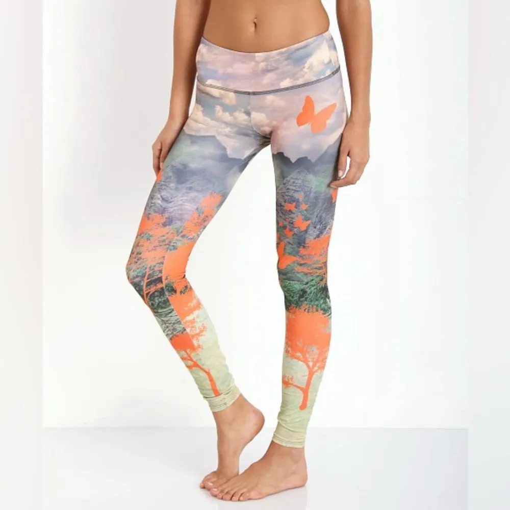 Onzie Graphic Legging in Free Fly - Image 7