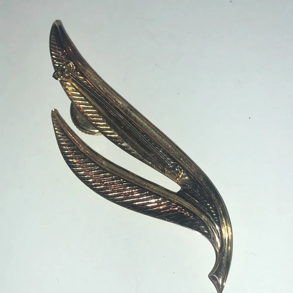 Vintage Gold Tone Faux Pearl Retro Leaf Brooch Shoulder Pin - Image 4