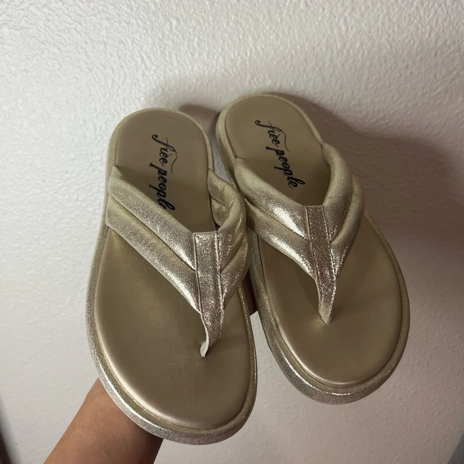 Free People Wonderland Thong SandalsWomens 39.5 Gold Platform Padded Strap NEW - Image 2