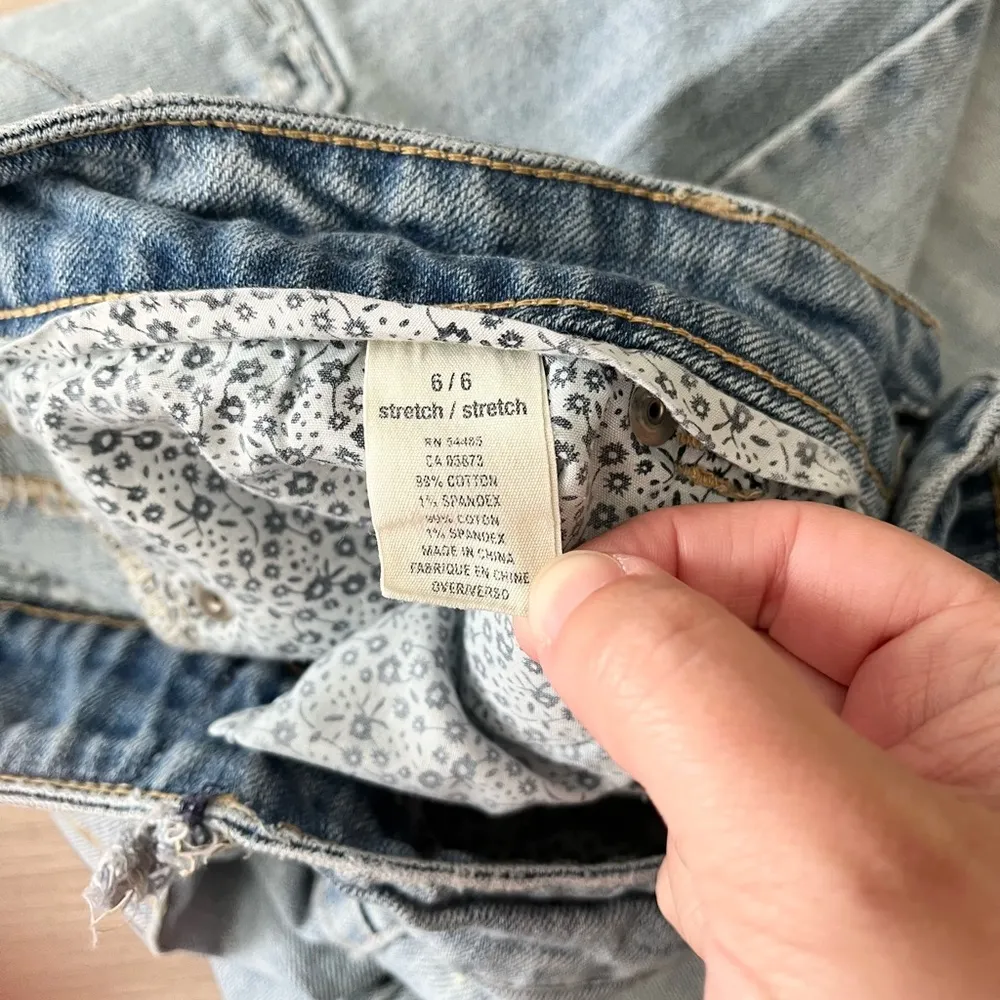 American Eagle Vintage Light Wash Denim Distressed Capri Bermuda Knee Shorts 6 - Image 40