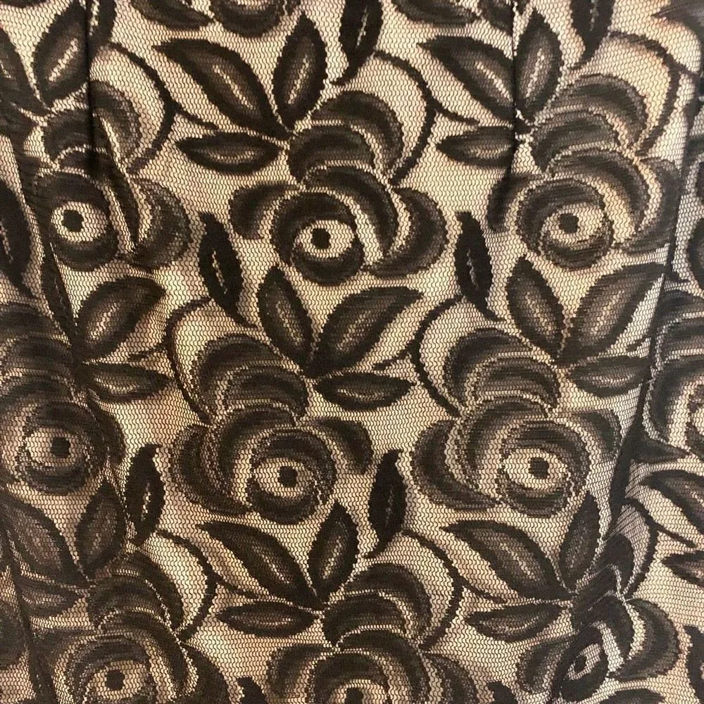 Maggie London Form Fitting Knee Length Black Lace Over Nude Lining Size 10 - Image 2