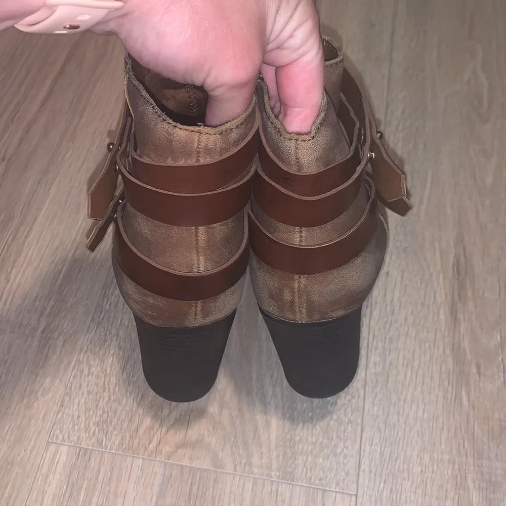 Brown seude heeled western ankle boots Size 9 - Image 5