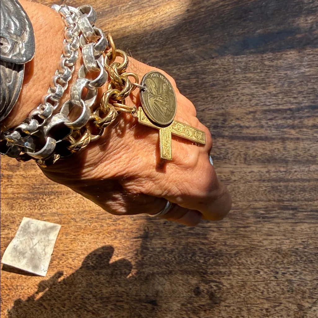 Gold bronze chunky ornate Chain Bracelet with a Cross and Pope Francis medal - Image 7