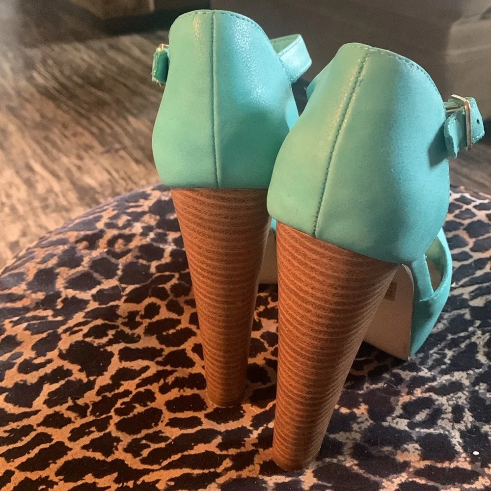 Women Breckelles Brina-21 PU Peep Toe T-Strap Platform Chunky Heel Sandal - Image 3